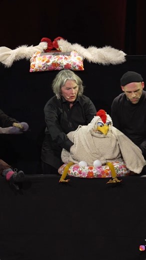 Theater am Hechtplatz on Instagram: "Die Puppen sind los! Die Goliath Show pendelt zwischen WG-Chaos, Muppet-Show-Wahnsinn und satirischem Spiegelbild unserer Gesellschaft. Eine tierische Wohngemeinschaft sucht die perfekte Mitbewohner*in – und wir lachen, staunen und erkennen uns selbst wieder 😄 ✨ Special Guests inklusive: Im Theater am Hechtplatz mit @jane_the_m & @lea__ikea! 📅 Di, 3. März 2026 • 19:30 📍 Spielort: Haus Seefeld 🎟️ Mehr Infos & Tickets → theaterhechtplatz.ch #DieGoliathShow