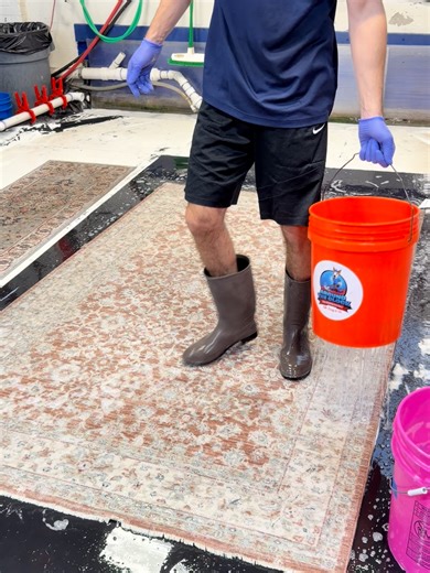 That satisfying bucket drop = the start of a deep clean you can trust 🪣✨ Every rug goes through a precision wash using our fiber-specific cleaning solutions, rotary dusting, and controlled drying systems — all inside our dedicated rug washing facility. We don’t guess — we inspect, test, and clean by the fiber. That’s expertise built from 40 years of hands-on rug care.