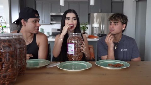 100 LAYERS OF FOOD CHALLENGE! (EXTREME)