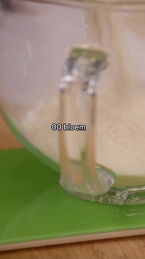 Om verse pasta te maken heb je letterlijk maar twee ✌️ dingen nodig: bloem en eieren. Jeroen toont je hoe je er ravioli van maakt! 🧑‍🍳 Klaar om er zelf in te vliegen? Start met dit basisrecept voor pastadeeg: https://dagelijk.se/ugyTG. | Dagelijkse kost