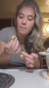 Oui oui, avec de vraies patates 🤭🥔 j'ai ensuite bien enrobé de sucre a glacer 😋👌 La recette ici: https://epatantepatate.ca/nos-recettes/beignes-a-lancienne-aux-patates-au-sirop-derable #recette #beignets | La fermette du Griffon - Émilie