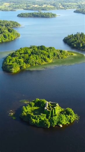 One of Ireland's Hidden Heartlands secret treasures 😍 McDermott's Castle is located in the heart of Lough Key, Co Roscommon 💚 Have you ever visited this hidden gem? 🎥 Beautiful capture by unabhantourism [IG] #KeepDiscovering | Ireland's Ancient East