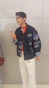 早安，Mew。你在Moo的走秀简直无法用言语形容，真的太惊艳了。希望今天你能找到一些时间休息，享受你应得的宁静。