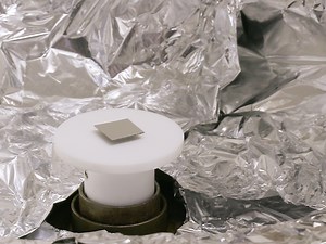 Chemical Synthesis of Porous Barium Titanate Thin Film and Thermal Stabilization of Ferroelectric Phase by Porosity-Induced Strain