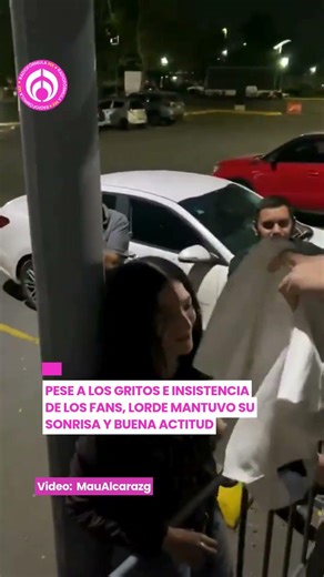 ¡México mágico! Fans de Lorde pide autógrafos hasta en billetes