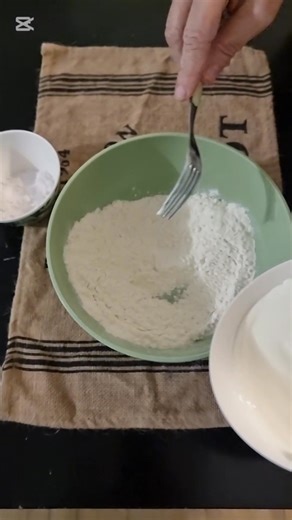 FRITTELLE DI CARNEVALE CON 3 INGREDIENTI, SENZA UOVA 🧁 Ingredienti: 🌾 110 g di farina 00 🥄 Mezza bustina di lievito per dolci 🥣 250 g di yogurt bianco zuccherato oppure alla vaniglia 🫗 Olio di semi per friggere 🍬 Zucchero semolato per la finitura ✨ (Facoltativo) 1 cucchiaino di zucchero o dolcificante liquido nell’impasto 🔥 STEP 1 🥣 Versa la farina in una ciotola capiente e aggiungi il lievito per dolci mescolando bene per distribuirlo in modo uniforme. 🔥 STEP 2 🥛 Unisci lo yogurt bian