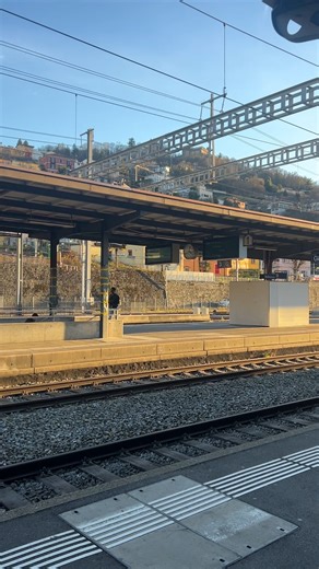 🚆 𝗧𝗵𝗶𝘀 𝗦𝘄𝗶𝘀𝘀 𝗧𝗿𝗮𝗶𝗻 𝗥𝗶𝗱𝗲 𝗙𝗲𝗲𝗹𝘀 𝗟𝗶𝗸𝗲 𝗔 𝗗𝗿𝗲𝗮𝗺. The train glides past mountains, lakes, and charming villages. Every window shows a new, breathtaking view. The rhythm of the rails makes the journey calm and relaxing. It’s one of the most beautiful ways to see Switzerland. | Swiss Travel Tips