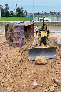 875K views · 9.3K reactions | សូមមើលទុកជាបទពិសោធន៍ ការងារគ្រឿងចក្រមិនស្រួលទេទំរាំបានលុយ គ្មានអ្នកណាម្នាក់ចង់អោយវាចឹងនោះទេ 5Ton Dump Truck Gone Wrong Turnover accident, heavy equipment fails, Truck fails dumping at work. | ព័ត៌មានគ្រឿងចក្រ - Construction Machinery News | Facebook