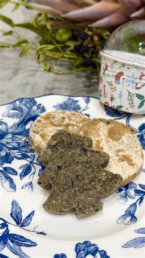 oyatsuya Sun simai | おやつや.さんしまい on Instagram: "クリスマス仕様で登場しました🎅✨ サクッと、ホロホロ。 毎年大好評のスノーボールが、 黒ゴマたっぷりの濃厚仕立てで帰ってきました。 仕上げには、ほんのり塩気のある塩きな粉をまとわせて、 黒ゴマの香ばしさにコクと旨味をプラス😌💛 甘さ控えめで後味はすっきり。 和の風味がぎゅっと詰まった、 ついつい手が伸びてしまう“クセになるひと粒”です。 ☕️ 温かいお茶やコーヒーのお供に 🎁 クリスマスギフトのちょい足しにもおすすめ🎄 卵・乳不使用なので、 お子様も楽しんでいただけます◎ #鹿児島イベント #クリスマス #グルテンフリースイーツ"