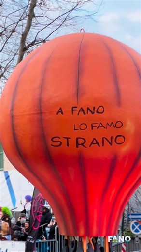 Visit Fano on Instagram: "Tutti in maschera: il Carnevale è iniziato! 🍬🍭 Oggi Fano si è riempita di colori, musica e allegria: la prima sfilata del Carnevale ha invaso le strade della città con i suoi carri spettacolari, le maschere e il tradizionale getto di dolciumi che ha fatto volare caramelle e cioccolatini tra la folla 🍬 🌟 Tra gli ospiti speciali anche Dante Ferretti, tre volte Premio Oscar 🎈 Per i più piccoli c’è l’Area Kids al Pincio, tra giochi, animazione e tanta fantasia. E non è