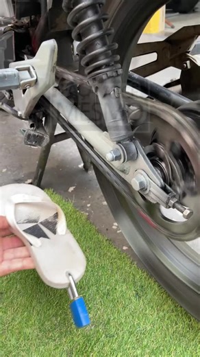 The flip-flop that became a mechanic’s tool Improvisation that saves the bike #MechanicHack #SmartImprovisation #Motorcycle