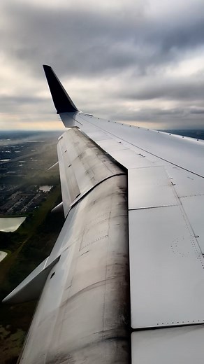 366K views · 4.6K reactions | Gloomy approach into Orlando with a great wing view and flaps extended on Delta’s 757-300! MSP ✈ MCO Boeing 757-300 #N594NW 22 Years Old #orlandojets #fblifestyle #landing #757 #boeing757 #delta #flaps #wing | OrlandoJets | Facebook