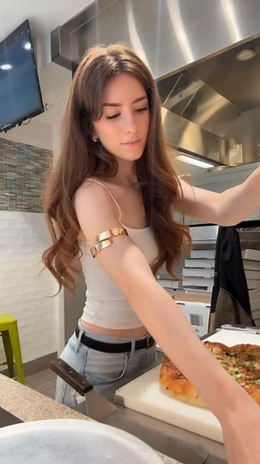 94K views · 2.7K reactions | Pizza time 奈 | Pizza Lady | Facebook
