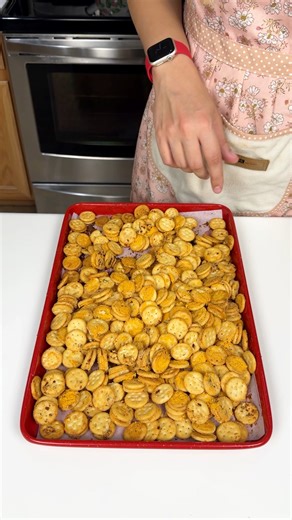 Best cheesy snack Kyra makes easy cheesy ranch ritz cracker bites. | Kyras Kitchen