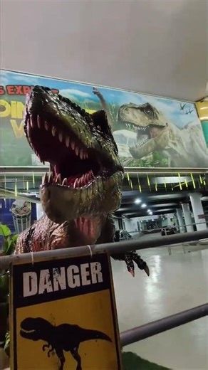 पेनांग में दिखा असली डायनासोर! 🦖🦖🔥 #Shorts #Penang #Dinosaur#travel