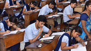 கேள்வித்தாள் மிக எளிதாக இருந்தது: 12ஆம் வகுப்பு பொதுத்தேர்வு எழுதிய மாணவர்கள் மகிழ்ச்சி..!