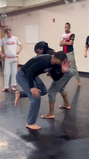 Treino de capoeira martelo entrada de vingativa saída na tesoura de frente+ escorpião.