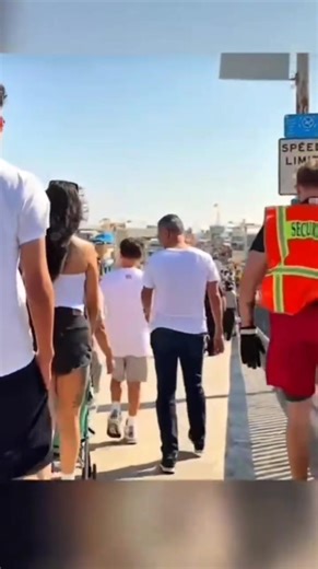 Farting King farting pranks 🤣💨 #fart #fartpranks #fypシ #foryouu #prank #smileplease #funnypost #funnyprank #farting #america #trynottolaugh | farting pranks