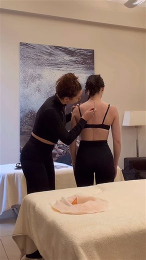 Camille, Claudia & Priscilla 💆‍♀️ on Instagram: "💡 Point info – Scoliose La scoliose est une condition assez fréquente chez les clients et, dans la majorité des cas, peu problématique. Il s’agit d’une déformation de la colonne vertébrale par rapport à sa forme habituelle 🦴 Une fois la croissance terminée, la scoliose ne peut pas être « redressée ». L’objectif n’est donc pas de la corriger à tout prix, mais plutôt de s’adapter à cette morphologie, en cherchant avant tout le confort et l’absenc