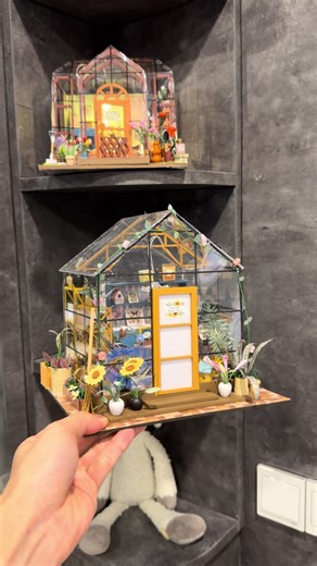 We build it with love 💗 all available instock Pls check our DIY block sets, cozy miniature houses, bookshelves, and other little builds designed 🎁🎡dm us for more detail 😍 ▪️Fun to build ▪️Beautiful to display ▪️Perfect to gift or keep for yourself Hope you enjoy building your own little world with us 🌿 កម្មង់ចាប់ពី ៣ អីវ៉ាន់ហ្រ្វីដឹកជញ្ជូនណាបងៗ 😍 #thegiftlab #gift #cambodia #buildhouse #miniature
