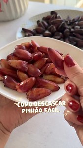 O jeito mais fácil de descascar pinhão! Dicas: 1 - Pinhão fresquinho 2 - deixar de molho de um dia para o outro ou no mínimo 4h 3 - Cozinhar na pressão por 35 minutos sem sal 4 - Colocar o sal e deixar mais 10 minutos na pressão 5 - Sempre descascar eles quando ainda estão mornos 6 - Use um cabo ou os dentinhos ♥️ #dicas #curiosidades #receitas #receita #pao #receitafit #receitasaudavel #paofit #lowcarb #fit #saudavel #pinhao #festajunina | Lanna Schneider