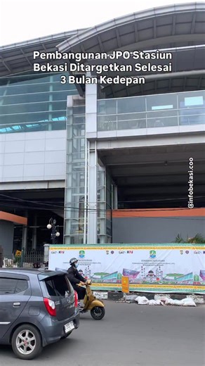 Info Bekasi on Instagram: "Pemerintah Kota Bekasi terus menata infrastruktur di kawasan Stasiun Bekasi guna mengurai kepadatan lalu lintas yang kerap terjadi. Salah satu upaya yang dilakukan yakni pembangunan Jembatan Penyeberangan Orang (JPO) di kawasan Jalan Juanda, sisi selatan Stasiun Bekasi. Wali Kota Bekasi, Tri Adhianto Tjahyono, mengatakan JPO tersebut akan dilengkapi fasilitas lift dan tangga untuk memberikan kemudahan serta meningkatkan keselamatan masyarakat saat menyeberang. Keberada