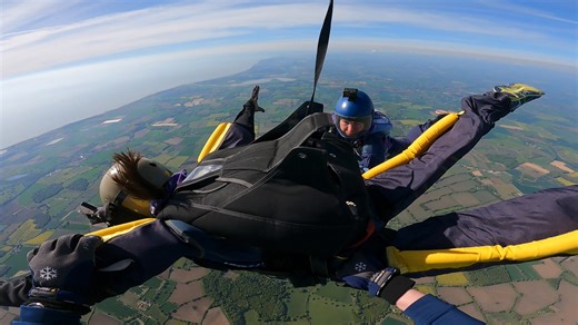 Last minute availability for this weekend Saturday 25th October for our AFF level 1 course. Day 1. Ground School practical and theory work. Day 2. The skydive from 13,000ft. Just a £50 deposit to secure the date: www.ukparachuting.co.uk #solo #offers #buzz #learningthroughplay #weekendfun #playtime | UK Parachuting