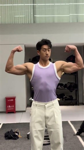 Purple Charm Unleashed: Zhou Junliang's Fitness Fashion Show