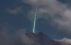 Heboh Cahaya Diduga Meteor Jatuh di Puncak Merapi, Ternyata Warga Lereng Gunung Pernah Melihatnya - Tribunsolo.com