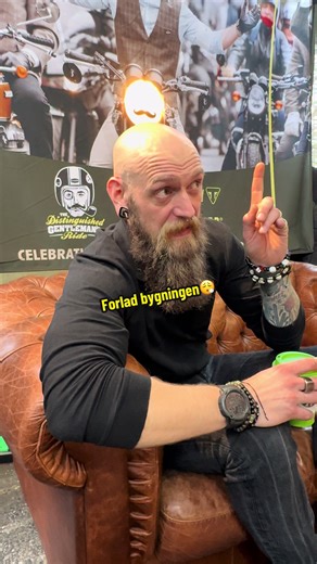 “Find den nærmeste nødudgang”😮‍💨 Vi fik heldigvis lov at komme ind igen.. Vi er på MC Messen i København med vores nye MC mærke QJ Motor😎🤙 Her er det Mathias fra Havnens MC i Odense som den fynske forhandler af QJ Motor. #qjmotor ##mcmessen #koldingmc #motorcykel