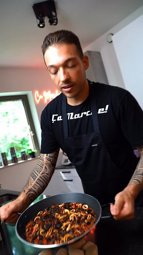 Charles | Fideuà de Valencia ! 🇪🇸 Un plat ensoleillé, gourmand et généreux, héritage direct des côtes espagnoles. ✨ Ingrédients : Fideuà Encornet... | Instagram