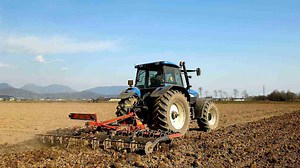 Arare il terreno: vantaggi e svantaggi a confronto per una agricoltura sostenibile