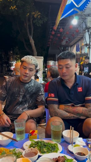 Ra ngồi cả ae cho vui thôi chứ chiều ăn 3 bát cơm r,nhưng là chiều hôm qua,hnay đã có gì vào mồm đâu 🤭#999cachxintienvk #vkckhaihuoc #1977 | Quang Trần