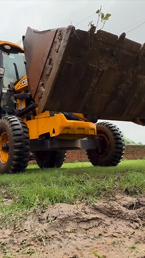 JCB 3dx with Mahindra Tractor and ALT Tractor Race 💪🏻💪🏻 #jcb #jcb3dx #tractor #shorts | Sangam Life's Jcb