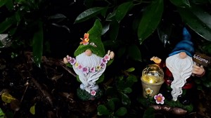 DiliComing Garden Flocked Gnomes Decor for Yard - Artificial Green Moss Gnome Statue with Solar Light, Dwarf Sculpture for Outdoor Patio Porch Lawn Decor, Spring Decorations for Home