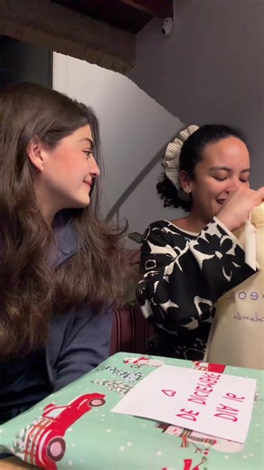 En pijama, posturno y con fiebre, pero por fin pudimos abrir los días 15 y 16 de 24 regalos para nuestra primera Navidad viviendo juntas ❤️‍🩹 #anayvirginia #wlw #novias #amoresamor #calendariodeadviento