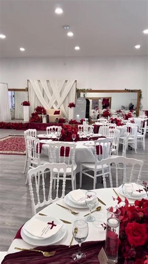 Vous avez un anniversaire à célébrer ou un événement festif entre amis et en famille ? Ne cherchez plus ! Notre magnifique salle de 250 m² vous attend. ✨ Caractéristiques - Très lumineuse - Parking à l’entrée - Parquet tout neuf -(Grand Miroir) - Équipée d’un système sonore - Tables et chaises fournies - Réfrigérateur à disposition etc 📍 Lieu : 9 rue de l’Industrie, Belleville-en-Beaujolais. Un environnement calme et pratique pour tous vos invités. Important : Nous sélectionnons les dossiers et