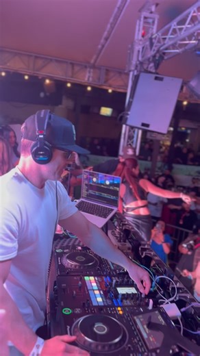 Here’s a tiny slice of how things went down Sunday at @yernotdown big up to everyone that was able to make it out. Tons of hugs, singing and different genres! Thank you @djangievee & @dj_jonb you and the team have created something very special in LA 🙏🏼 . 📸 @tamaura | DJ Scene