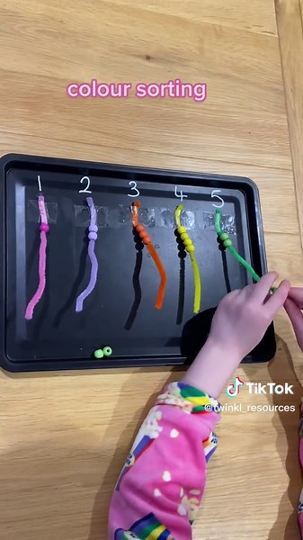 Super simple bead threading activity to support children’s fine motor and maths skills. #easykidsactivities #finemotorskills #finemotoractivities #toddleractivities #toddleractivitiesathome #eyfsideas #kindergartenteacher #prekteacher #kidsthreading #simpleplayideas
