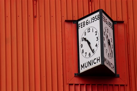 Bayern Munich pay respect to the Munich Air Disaster during Old Trafford visit for Women's Champions League tie