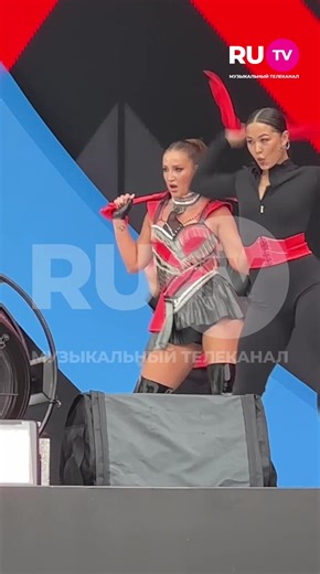 Ольга Бузова на сцене VK FEST: Яркое выступление