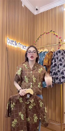 Batik yang di desain menggunakan software jBatik dengan pembuatan tradisional oleh pengrajin