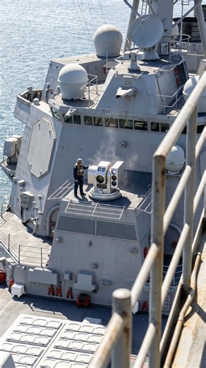 Finally deployed on the Arleigh Burke Flight III! The HELIOS laser system changes naval warfare forever. Infinite shots and pin-point accuracy against swarm attacks. Would you feel safer with missiles or lasers guarding you? 🇺🇸 . . #military #usa #defense #naval #laser #technology #usnavy #engineering #flightiii | Military Addict