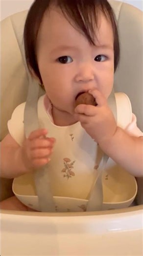 Banana first time eating lychee 宝第一次吃荔枝呢
