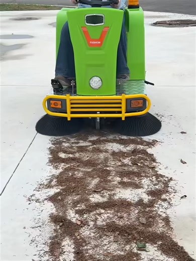 🇨🇳 Luhuan Compact Electric Sweeper – Small Size, Big Efficiency! Made in China by Luhuan, this compact electric sweeper is designed for narrow roads, sidewalks, factories, communities, and parks. With its small body, flexible steering, and strong cleaning power, it moves freely through tight spaces and delivers practical, efficient cleaning every day. ✔ Compact & flexible design ✔ Easy operation & high efficiency ✔ Perfect for sidewalks, factories, parks & communities ✔ Reliable electric sanit