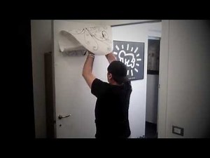 Applicazione adesivo d'arredo su porta (wall sticker) by WRAPitUP