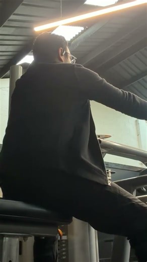 Straight bar seated row. Smoothly done! Don’t rush,Focus on muscle connection always. Guess weight?