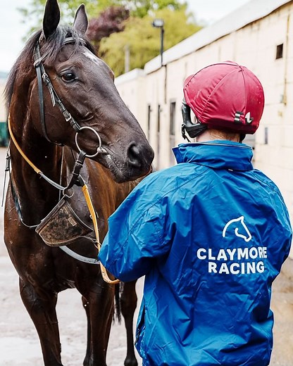 King Of Answers has shares available! The first ever Claymore Racing horse (and a favourite of many Claymore Racing connections), King Of Answers, is now available for renewal or purchase 🤩 King had a quiet year following his injury, but the subsequent form of both the Bangor bumper and his only relative, Doyen Quest, who recently won a race at Cheltenham, suggests that he could be a top hurdler for next season, and hopefully it makes up for lost time🏇💥! Click the link in our bio today to get