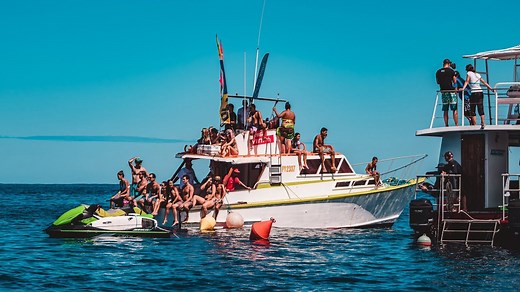 Party at the End of the Road || Pro Surfing & Freediving at Teahupo'o Tahiti (Chopes)