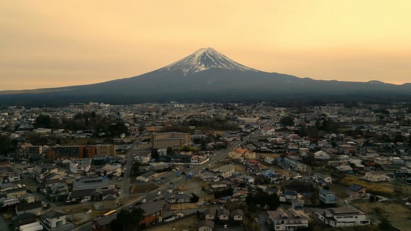 Fuji-bjerget i fokus: Drones udsigt over Japans ikoniske bjergtop